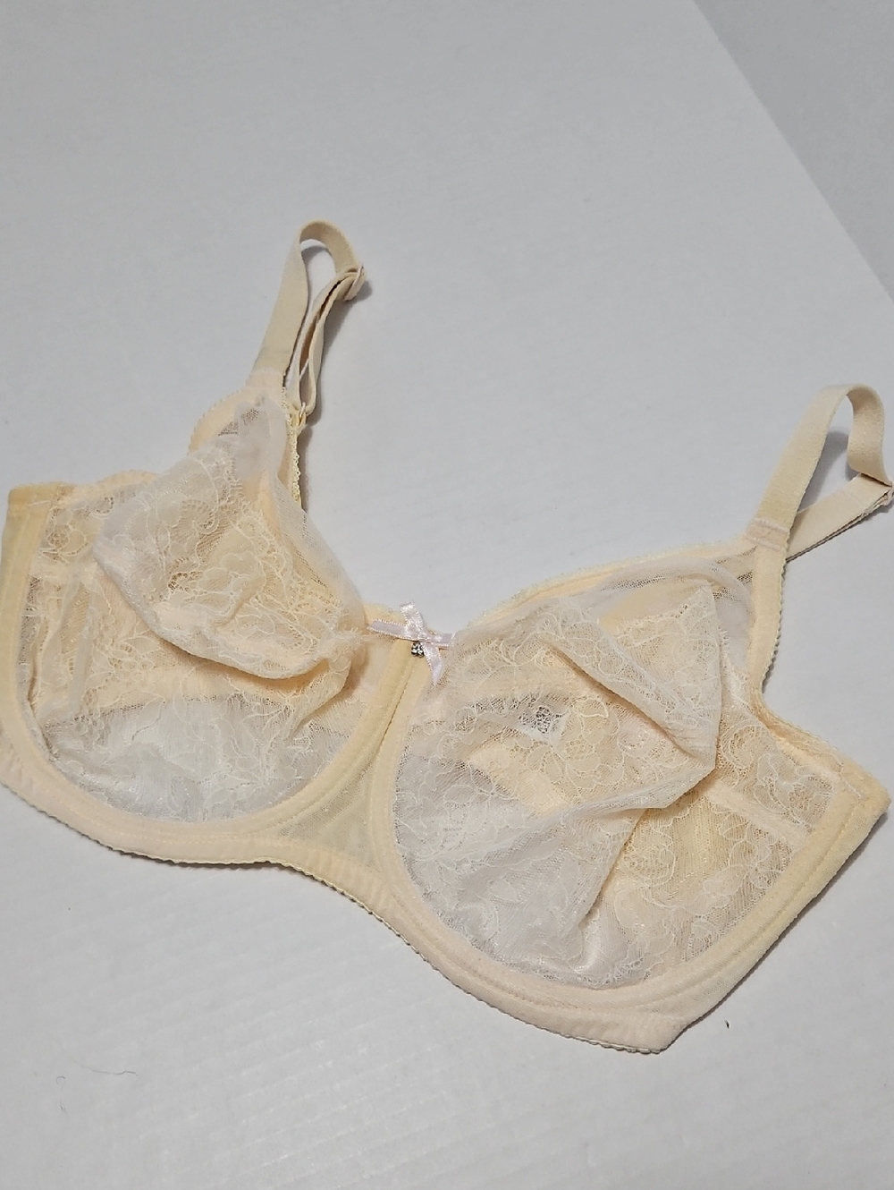 Wacoal Sheer Lace Underwire Bra in Cream Size 36DDD